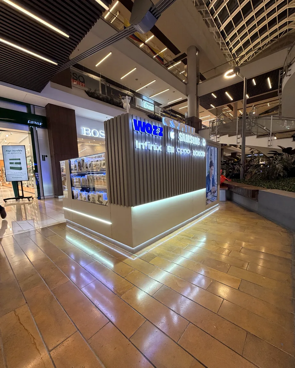 WOZZ – isla comercial de tecnología diseñada, fabricada e instalada por Lado Beta