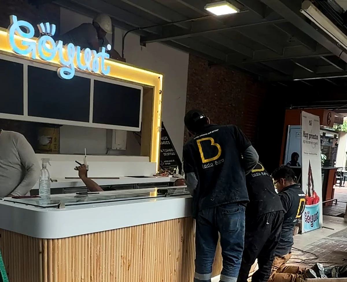 Equipo de Lado Beta en obra, instalación de un espacio comercial