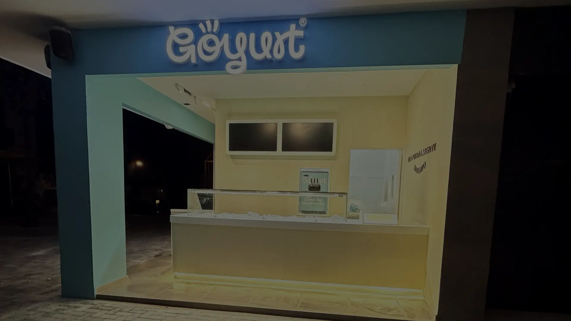 Local comercial de Göyurt con fachada azul diseñado y adecuado por Lado Beta