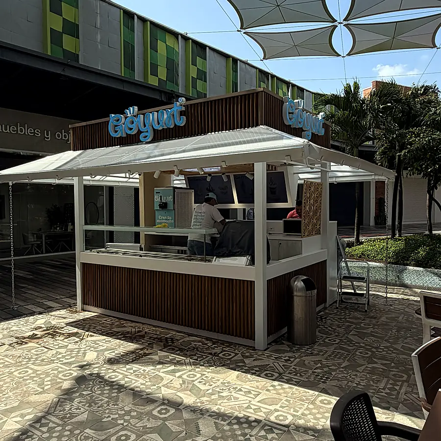 Isla comercial de Göyurt al aire libre vista de día, fabricada e instalada por Lado Beta
