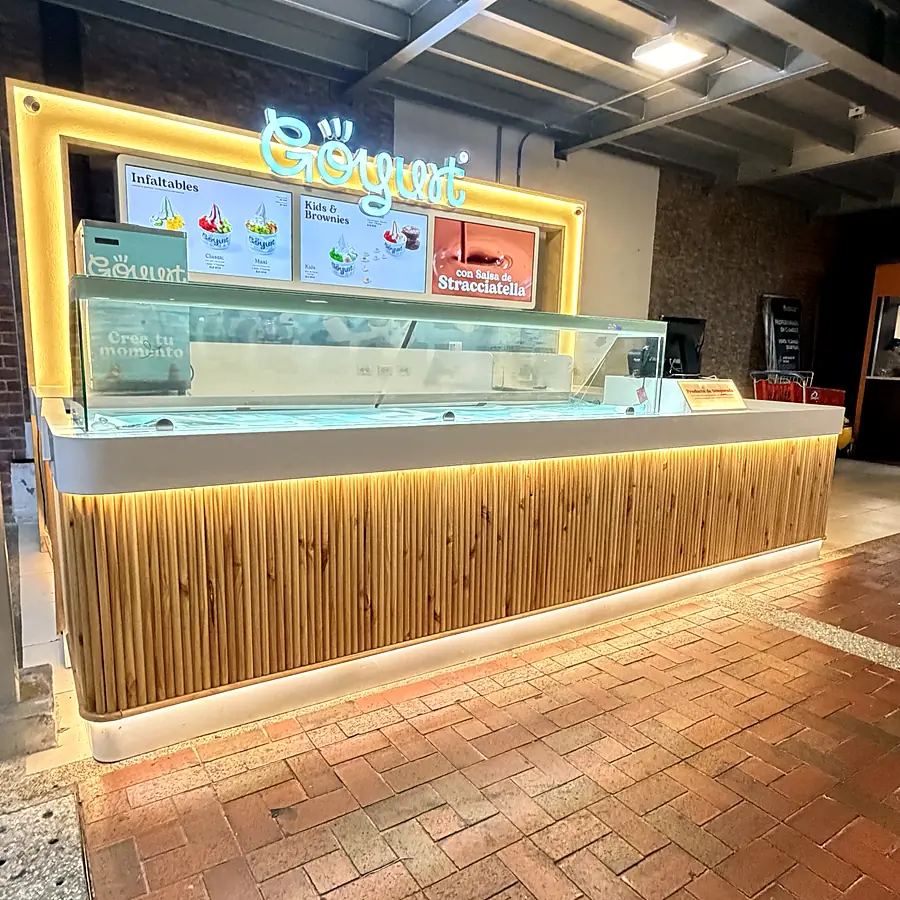 Vista frontal de la isla comercial de Göyurt con vitrina de toppings y pantallas de menú