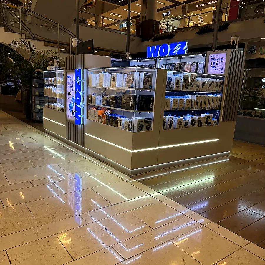 Isla comercial de Wozz para accesorios de celular fabricada por Lado Beta