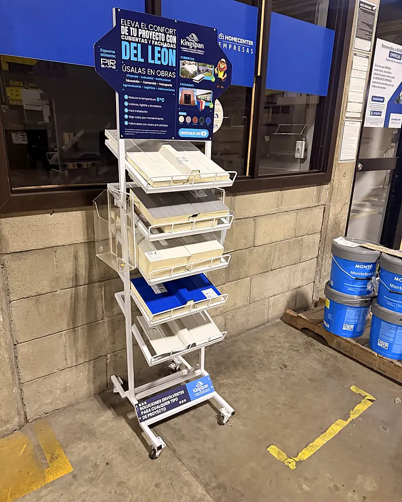 Exhibidor de piso Kingspan instalado en Homecenter, fabricado por Lado Beta