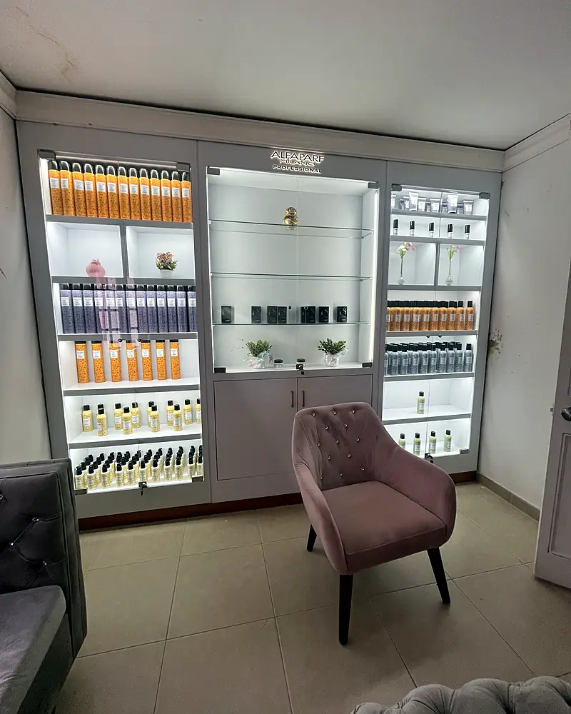 Vitrinas iluminadas para productos Alfaparf Milano, fabricadas por Lado Beta