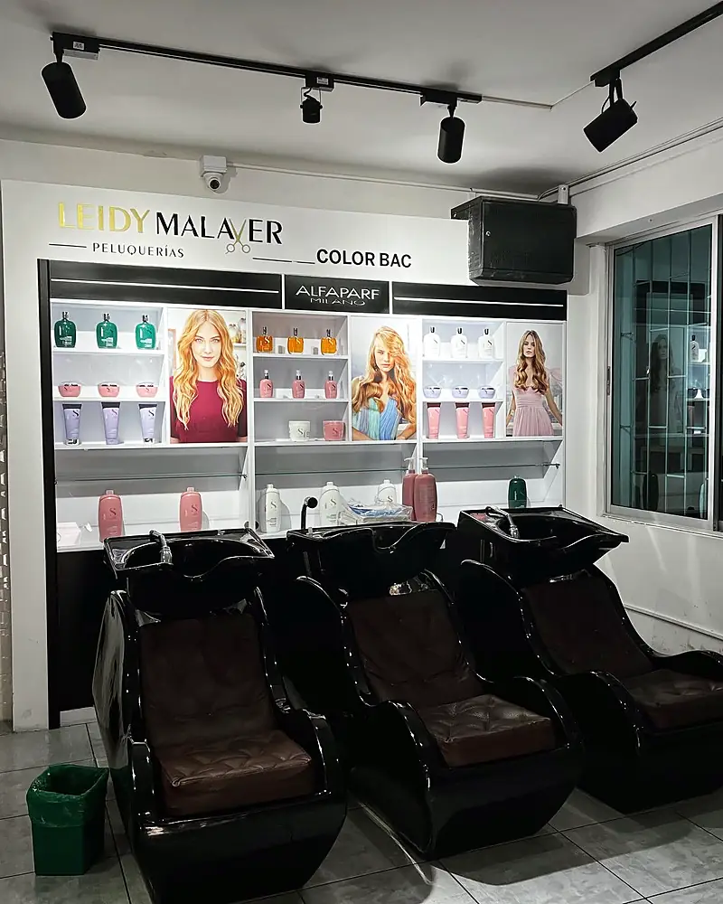 Mueble de exhibición Alfaparf en peluquería Leidy Malaver, fabricado por Lado Beta