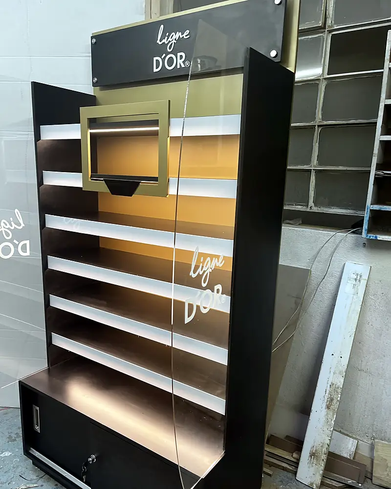 Mueble exhibidor iluminado para Ligne D'Or, fabricado por Lado Beta