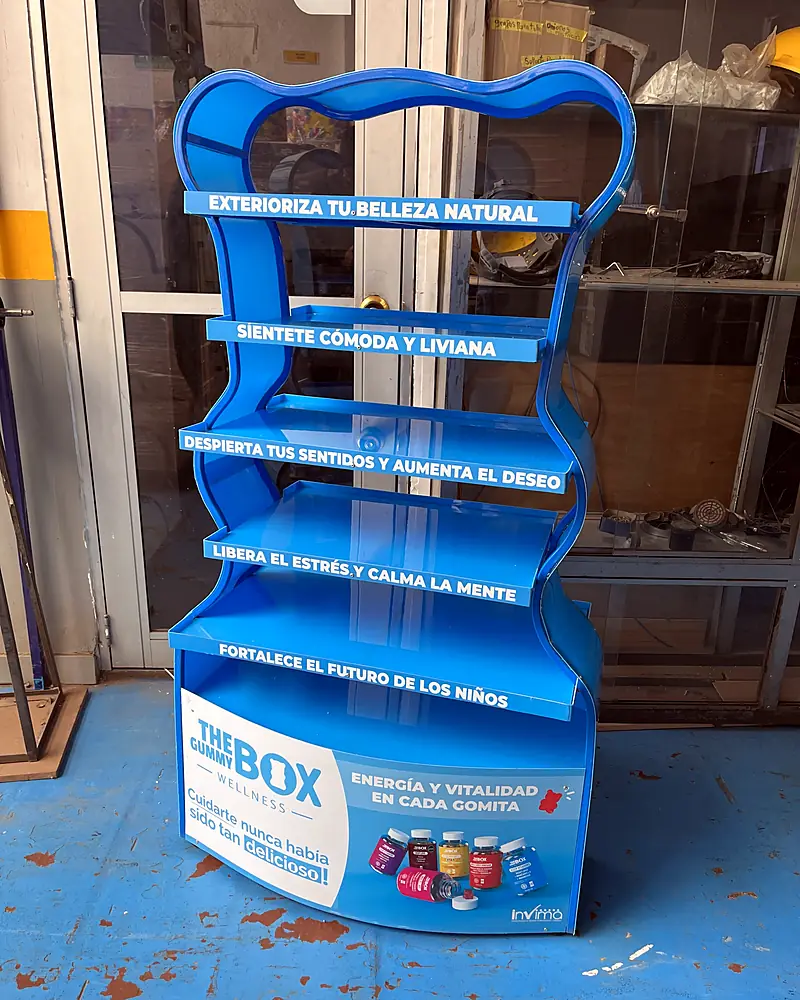 Exhibidor de piso para The Gummy Box, fabricado por Lado Beta
