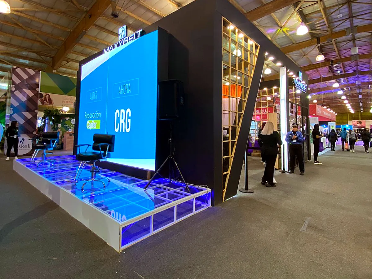 Stand Maxybelt con pantalla y tarima iluminada