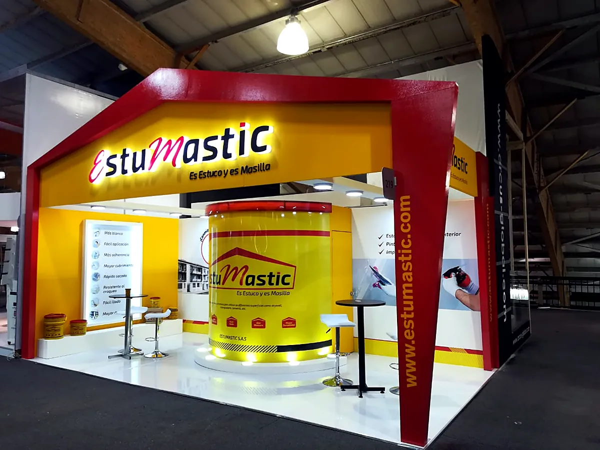 Stand Estumastic con logo iluminado