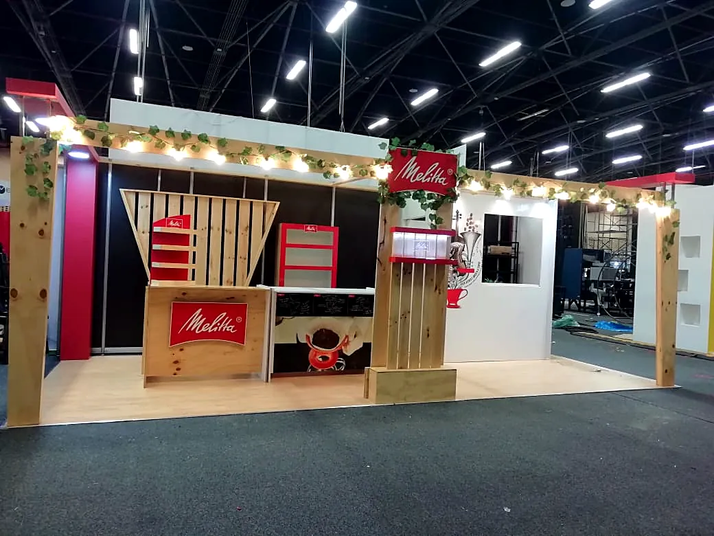 Stand Melitta en madera con enredadera iluminada