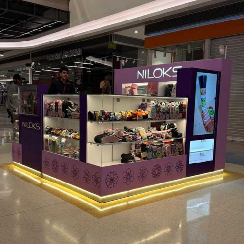 Diseño y produccion isla comercial para medias en cc paseo villa del rio